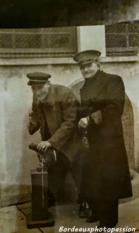 Marcel était lui aussi souvent sollicité pour clouer les crampons surtout quand le terrain était gras.